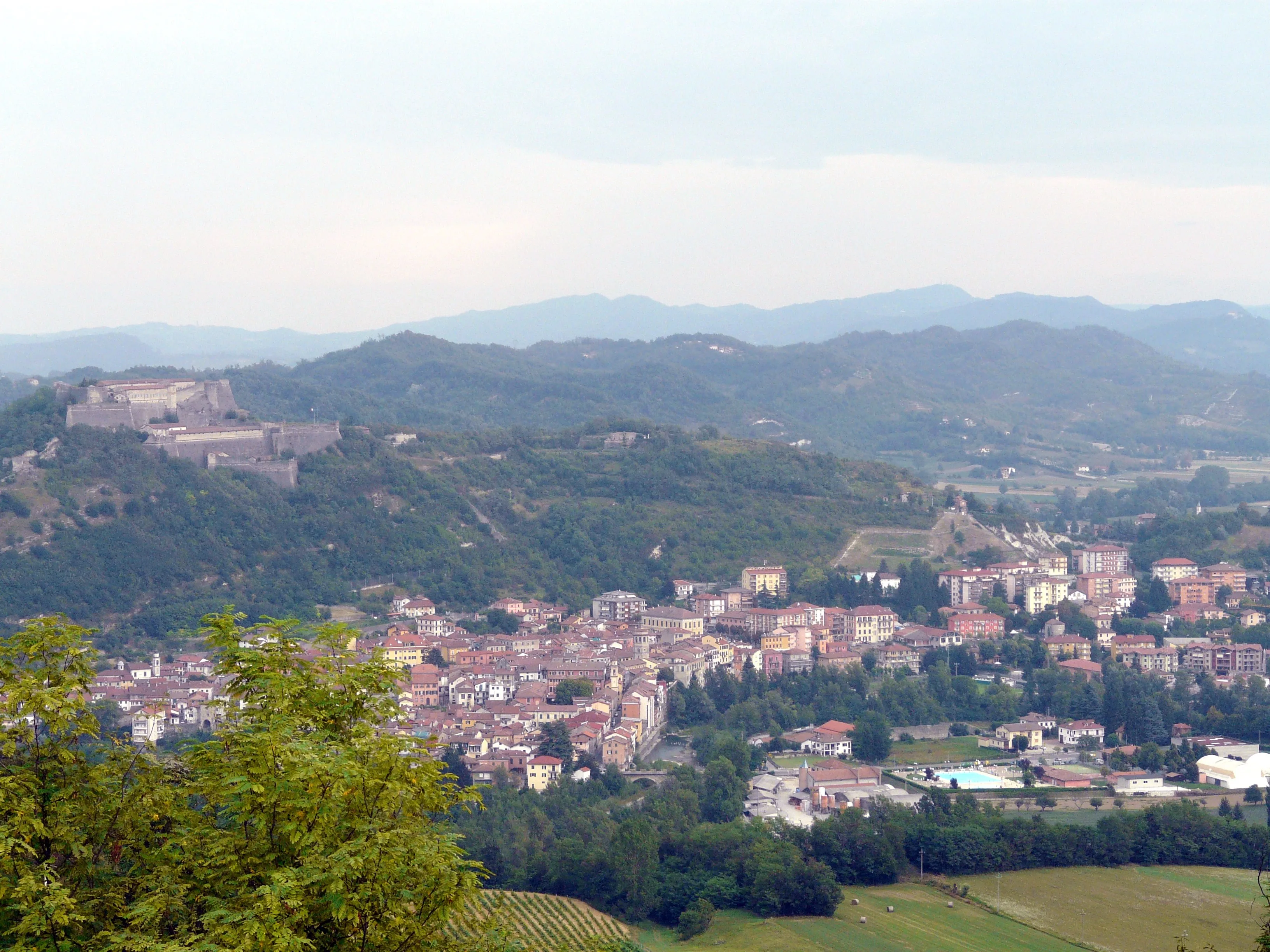 Panorama di Gavi con il Forte